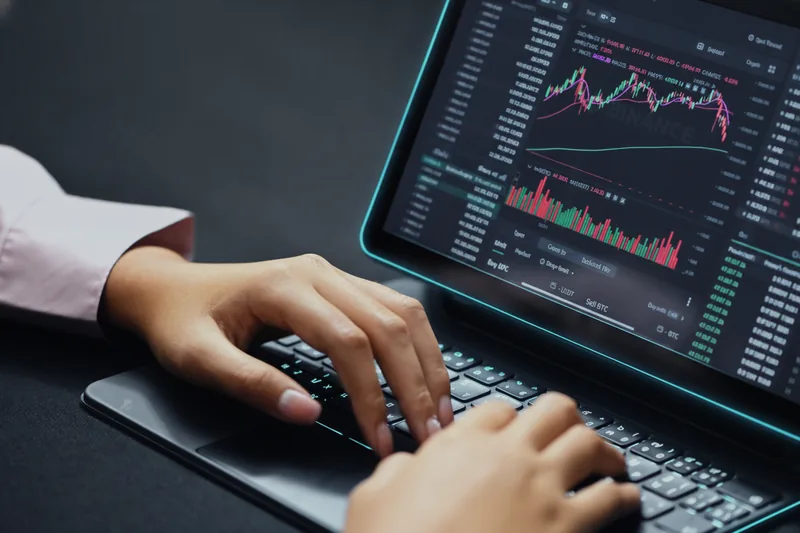 painel de sinais de mercado orientados por IA com gráfico de tendência ao vivo e níveis de confiança